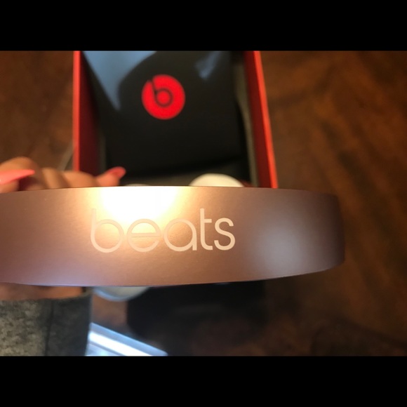 Rose gold wireless beats solo 3 headphones - Picture 4 of 5